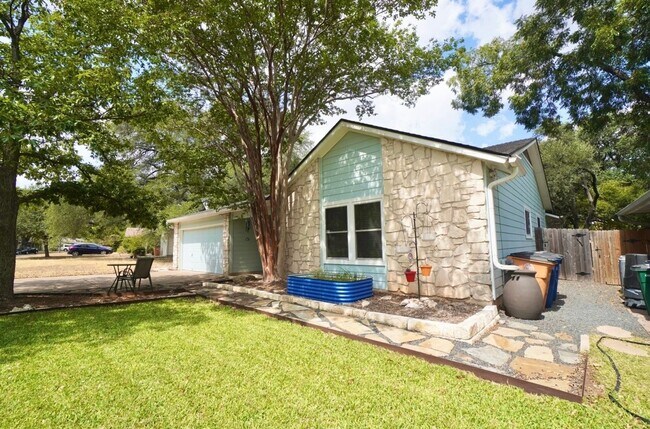 Building Photo - 4600 Pelham Dr