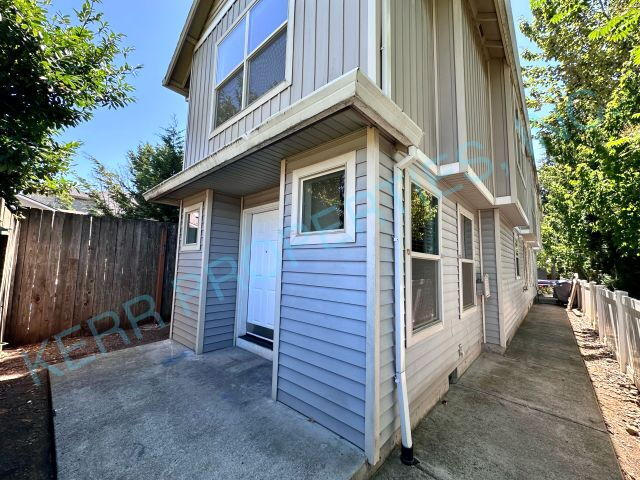 Building Photo - Spacious 3-Bed Oasis with 1.5 Baths in Portland – Your Next Home Awaits!