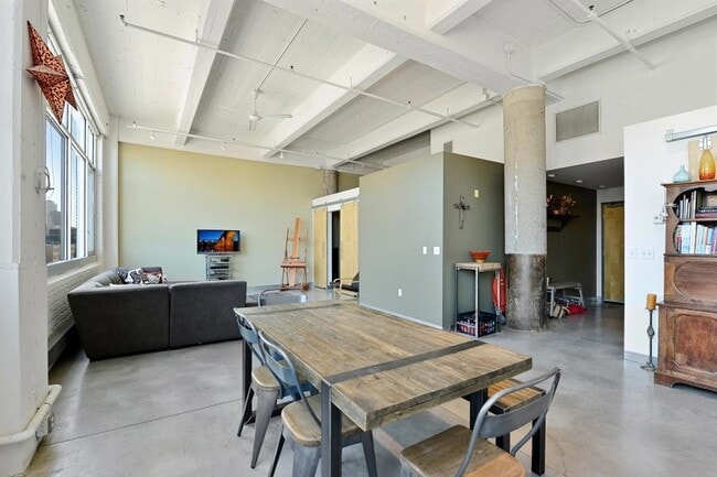 Building Photo - 700 N Washington Ave