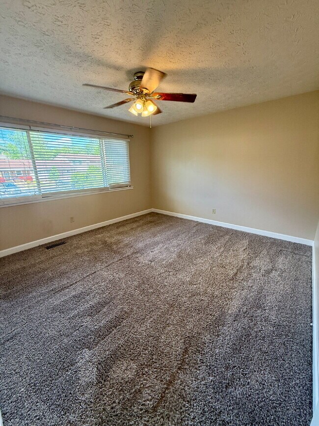 Building Photo - 2 Bedroom Townhome in Greenbrier