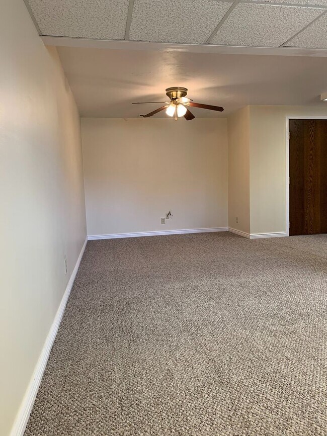 Building Photo - 2 Bedroom/1 Bathroom Duplex in Bluffdale