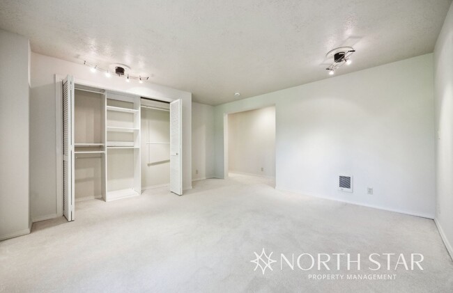 Building Photo - Stunning Lake Oswego Home with Space for E...