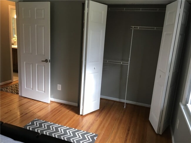 Building Photo - 4 Peachtree Ln