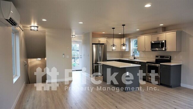 Building Photo - 3 Bedroom East Bremerton Home Near Lions Park