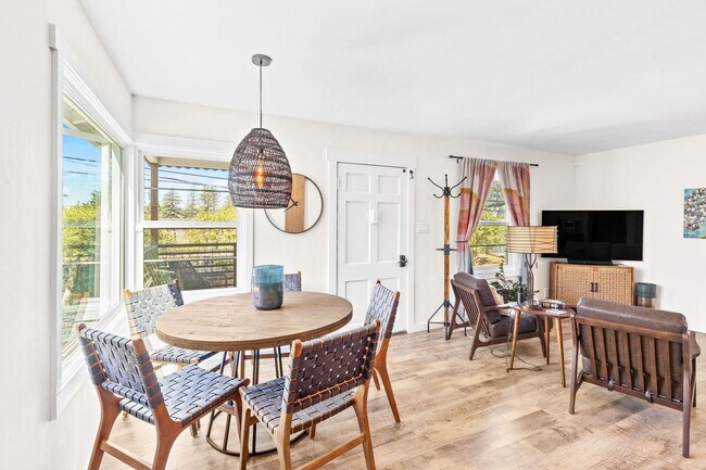 Building Photo - Fully Furnished 3-Bedroom, 1-Bath Modern Bungalow