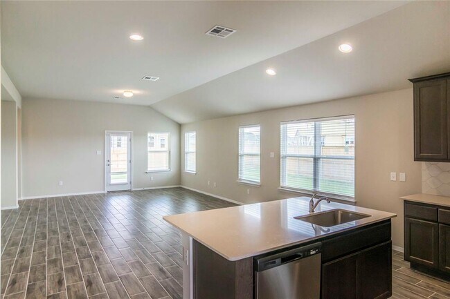 Building Photo - 204 Rollingwood Dr