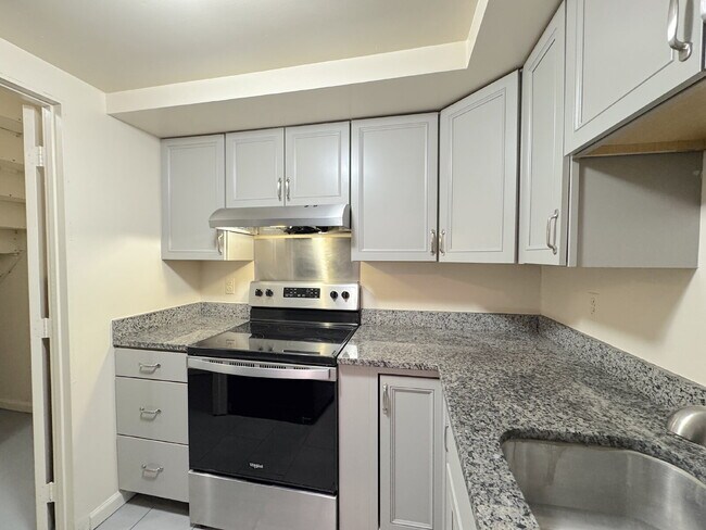 Building Photo - Comfortable Unit with Functional Layout