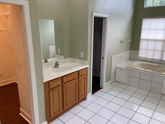 Building Photo - 5 Bedroom/3.5 Bathroom Pool Home On Cul-De-Sac Minutes from Downtown Windermere!!!