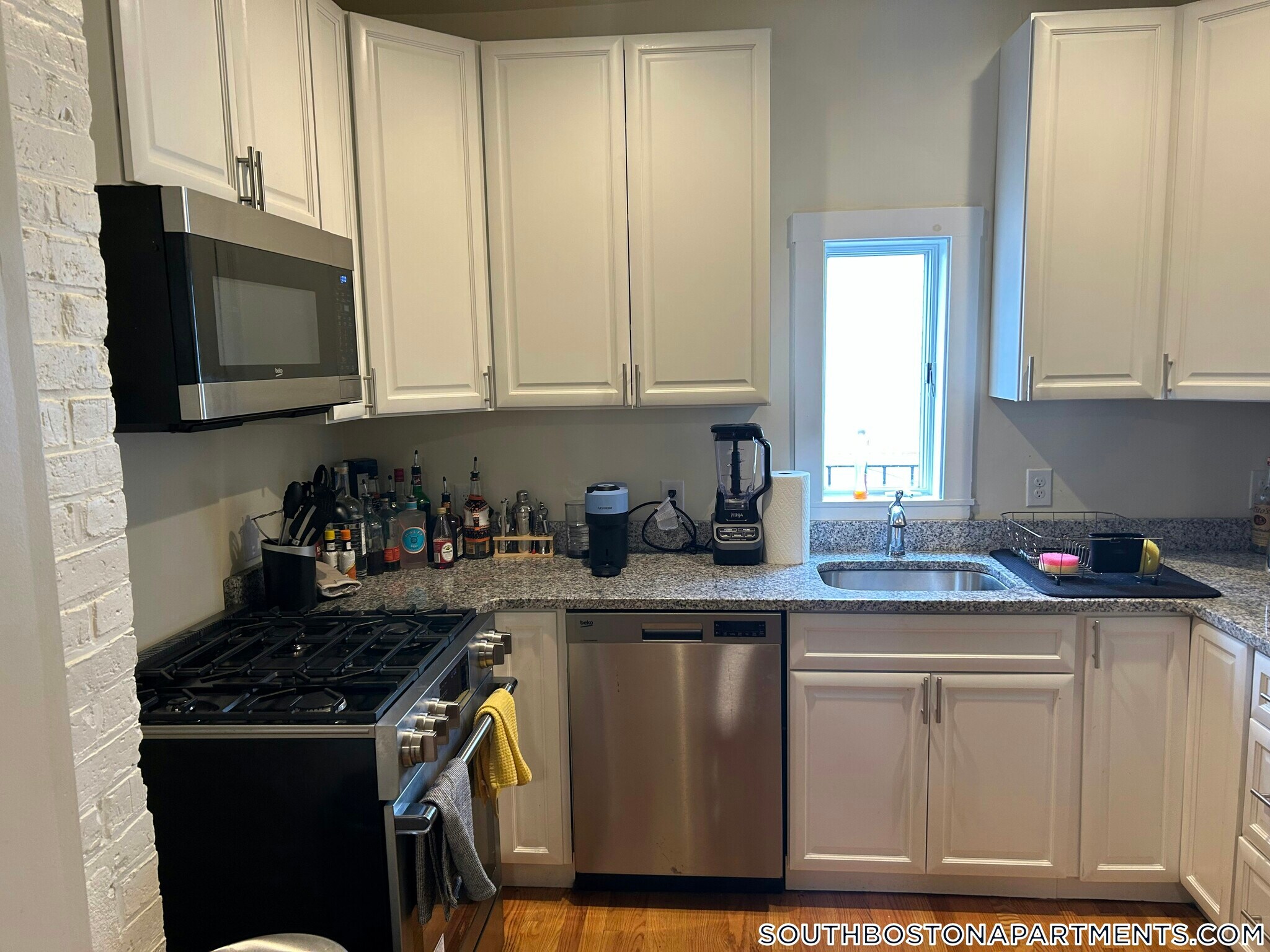 Building Photo - 525 E 3rd St