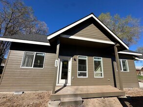 Building Photo - 2141 S E Melrose Dr