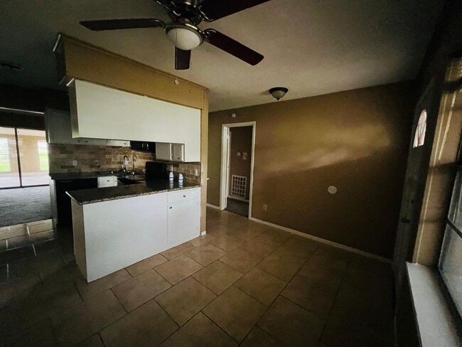 Building Photo - Beautiful 3 bedroom home in Angleton TX