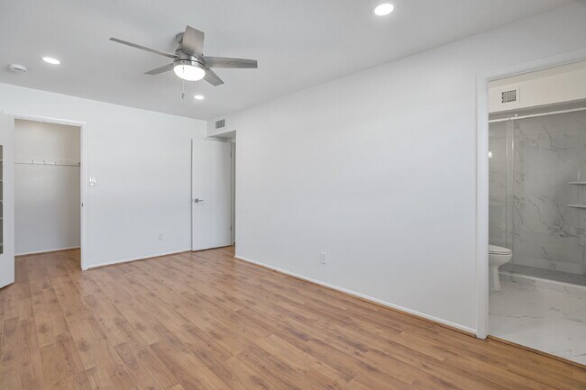 Building Photo - Scottsdale Townhome Now Available!