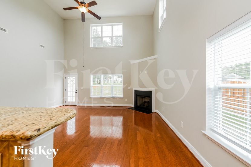 Building Photo - 265 High Knoll Dr