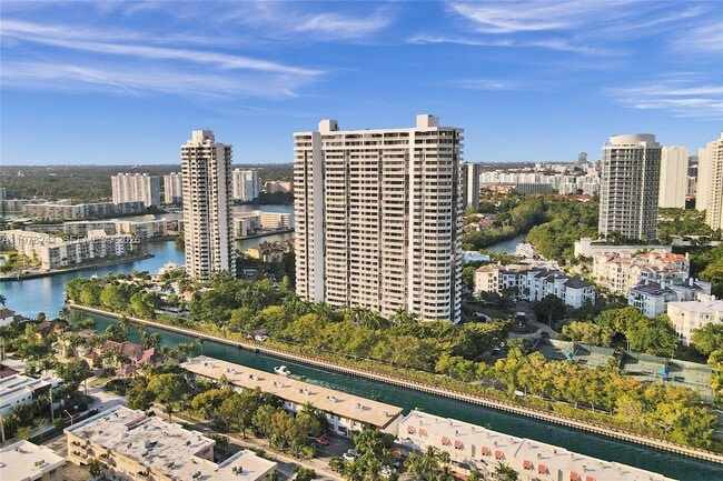 Building Photo - 2000 Island Blvd