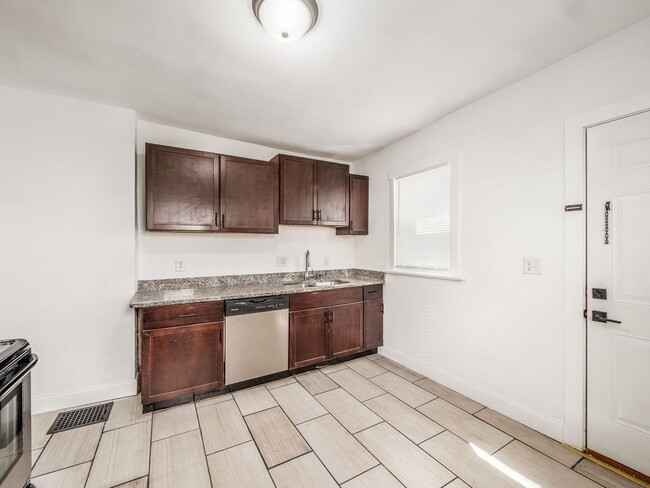 Building Photo - 1359 N 6th St