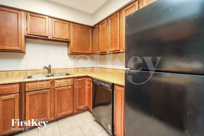 Building Photo - 16239 La Terra Dr