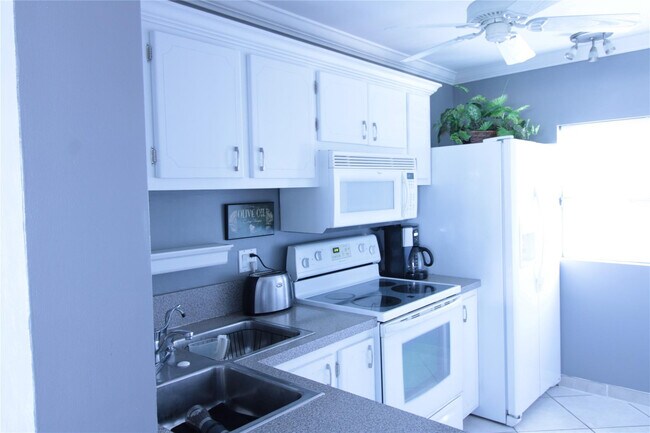 Building Photo - 470 Paradise Isle Blvd