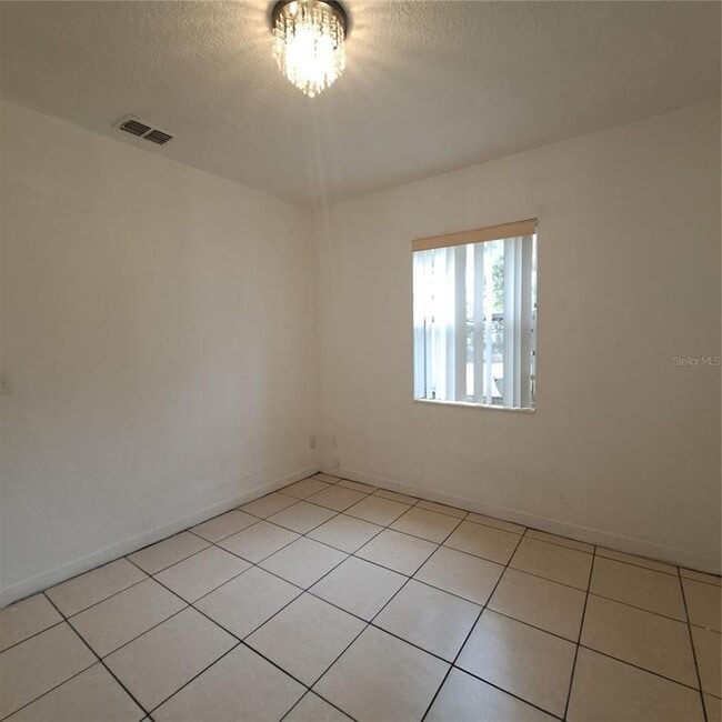 Building Photo - 627 61st Ave S