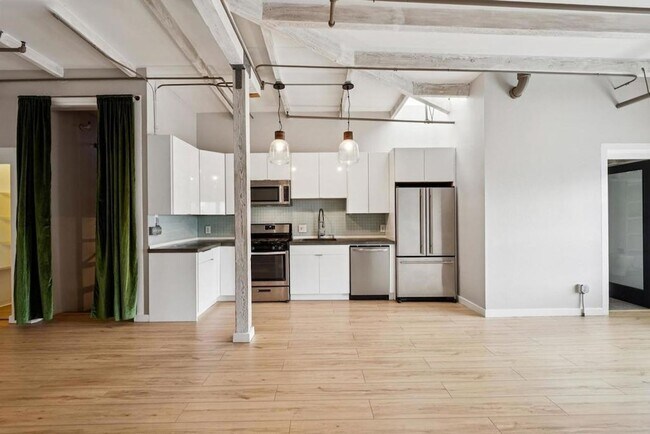 Building Photo - Stunning West Oakland Live Work Loft w/ Ground Floor Studio