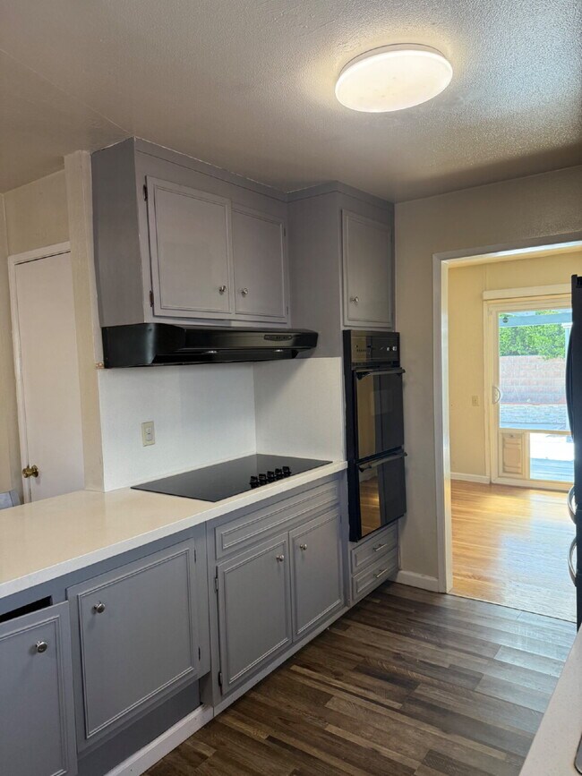 Building Photo - Charming 4 bedrooms and 2 full bathrooms L...