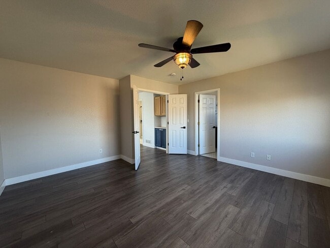 Building Photo - Spacious and Bright 3BD Home in Denver - Available Now