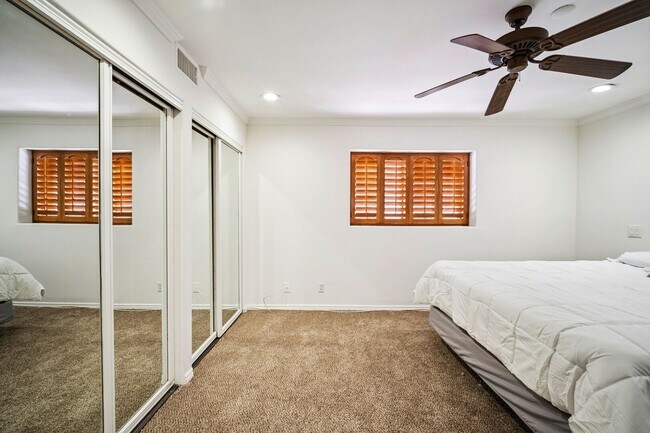 Building Photo - Dream home Located on the Bluff of Southwe...