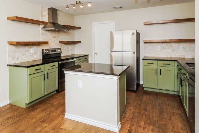 Building Photo - Upgraded 3 bedroom with loft! No Carpet