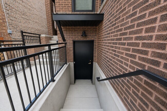 Building Photo - 2442 W Wilson Ave