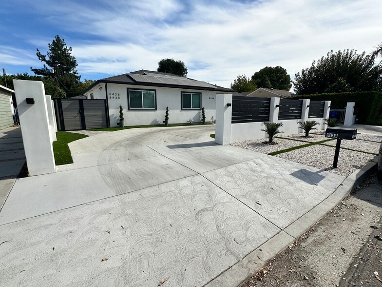 Building Photo - 8436 Oakdale Ave