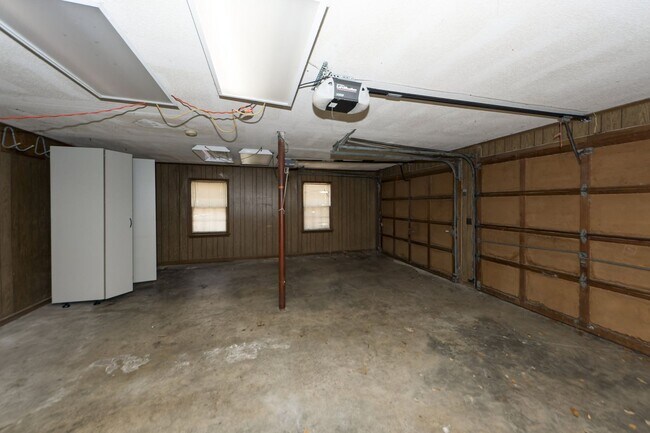 Building Photo - 5 Bedroom 3 Bath Home in Parkshore - Charl...