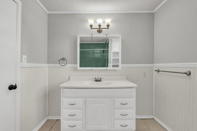 Building Photo - Renovated 3 Bedroom 2 Bath Home for Rent!