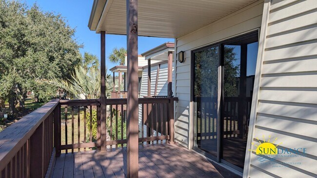 Building Photo - Expansive waterfront covered patio off this fully renovated Fort Walton Condo!
