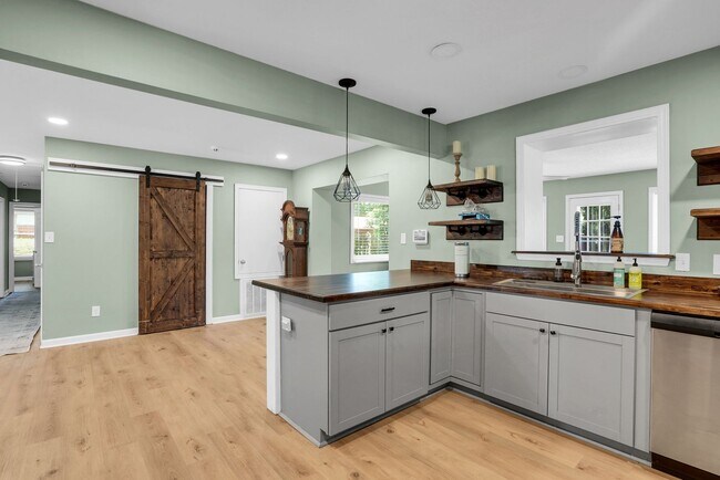 Building Photo - Fully Furnished Home in the Heart of Southside Savannah!