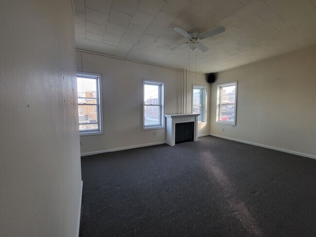 Building Photo - 902 N 5th St