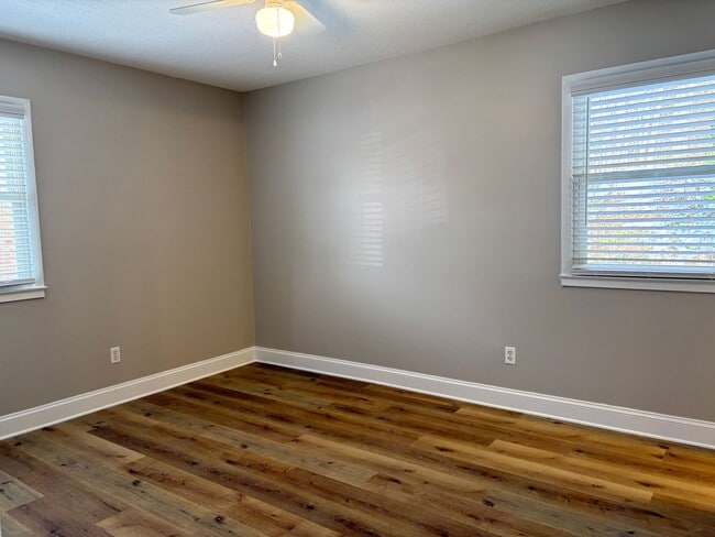 Building Photo - MOVE IN SPECIAL: 3 Bedroom, 2 Bathroom House in Burlington!