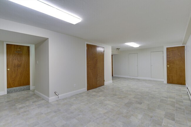 Building Photo - 24 Great Meadow Rd