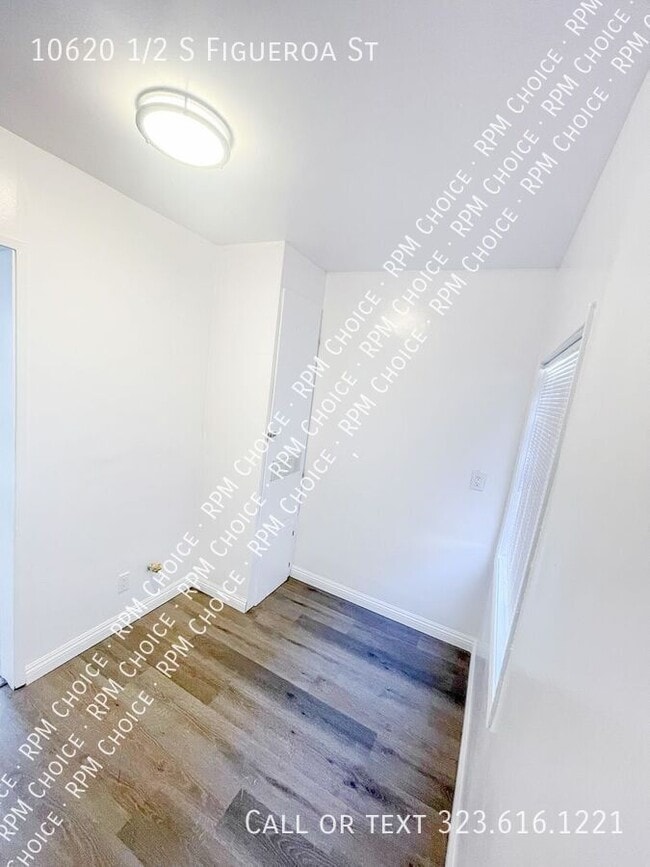 Building Photo - 10620 1/2 S Figueroa St-