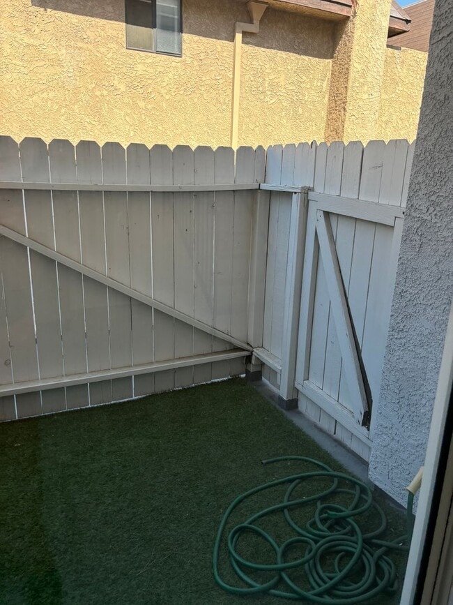 Building Photo - Spacious-Bright 3 Bedroom 2.5 Two story Bathroom Condo