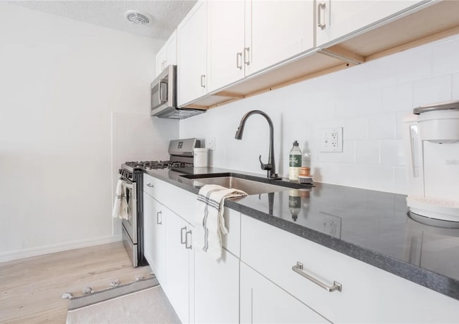 Building Photo - Cutest 2 Bed/ 1 Bath Near UF-Furnished!