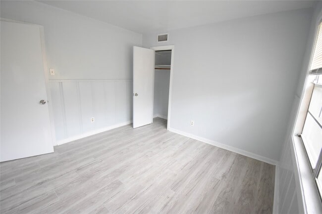 Building Photo - 1706 Oaks Dr