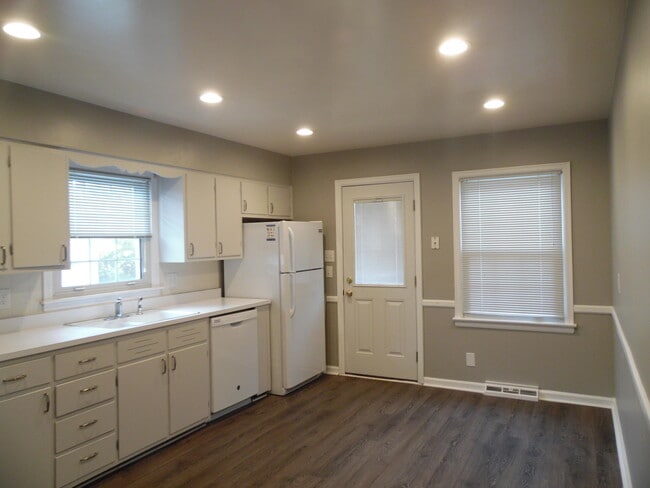Building Photo - 352 Harvard Dr