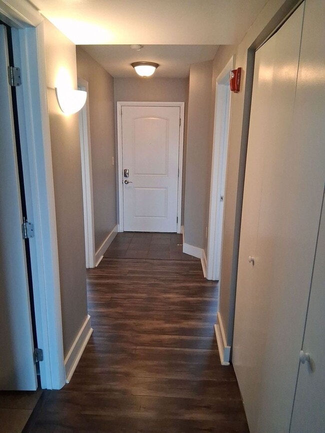 Building Photo - NEW LISTING for Lake Plaza 10th floor unit! Best View in Knoxville - Move in August 13, 2026!