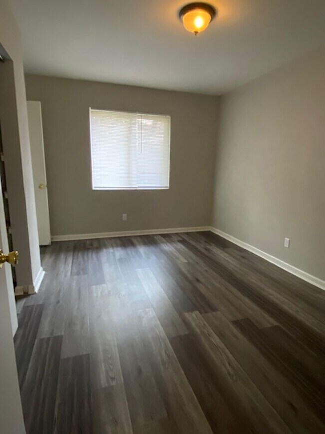 Building Photo - Charming 1 Bed Apartment with Laundry Hook...