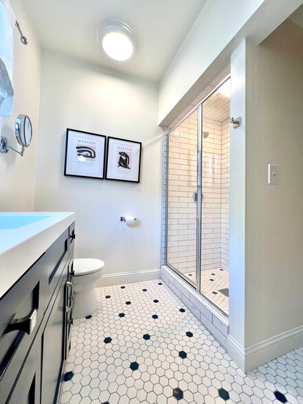 Building Photo - 814 Victorian Alley