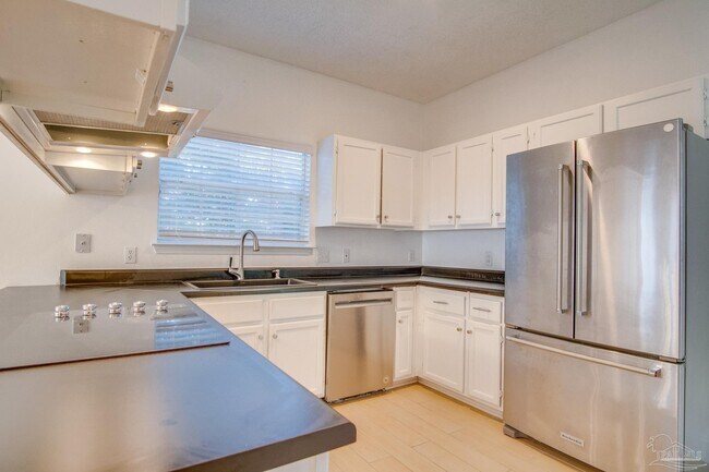 Building Photo - 1200 Jasper St