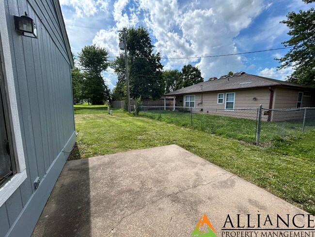 Building Photo - Willow Ln. 2313 - 15