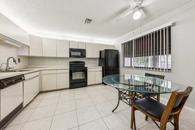 Building Photo - 5040 Rose Hill Dr