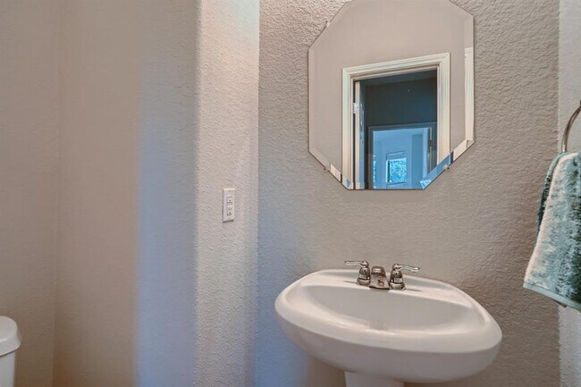 Building Photo - 1813 Paseo Verde Dr