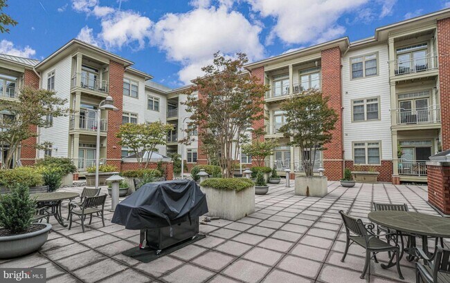 Building Photo - 309 Holland Ln