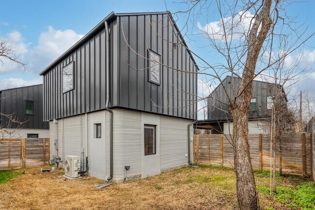 Building Photo - 3503 E 17th St